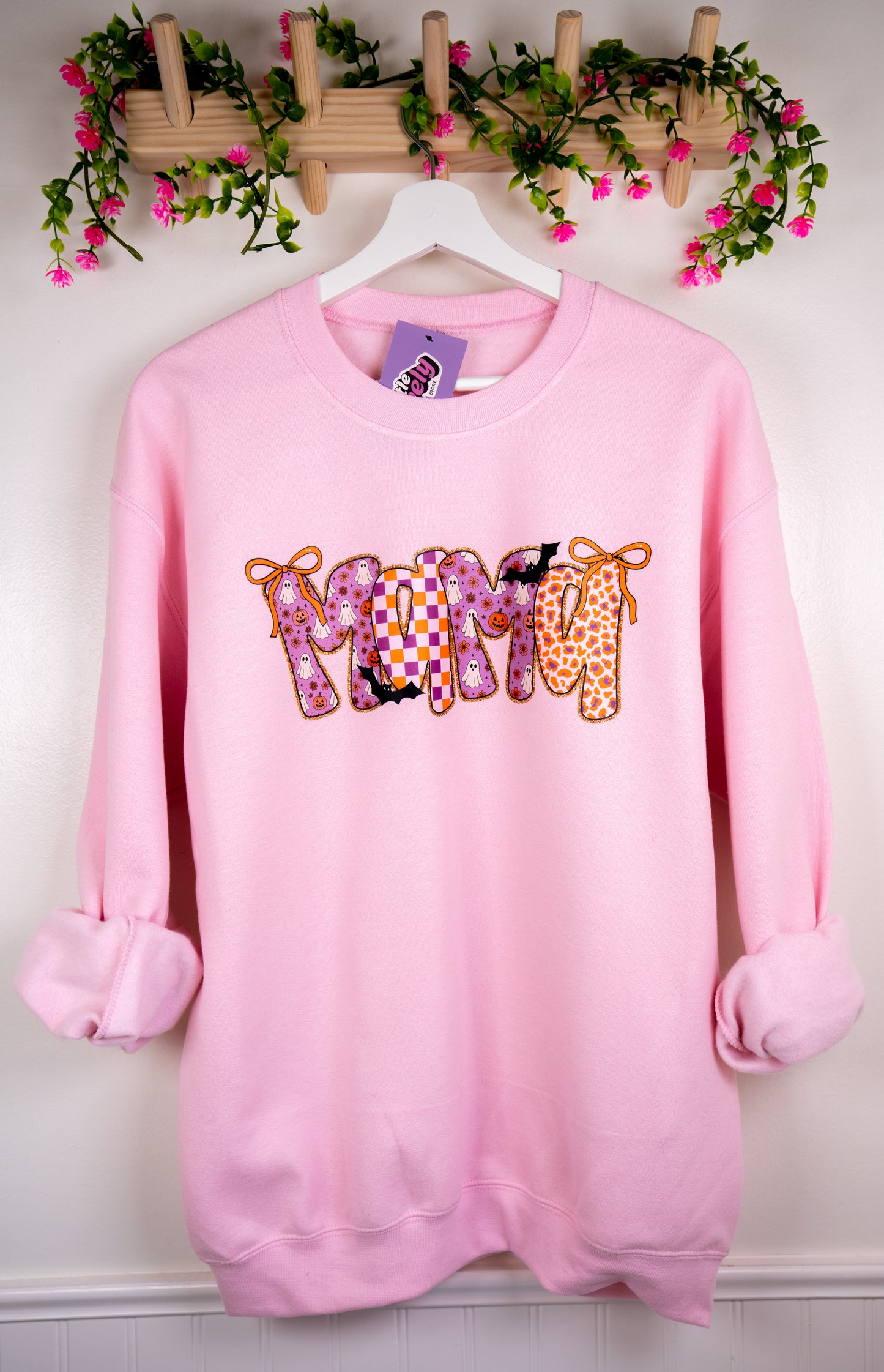 MAMA Fall Aesthetic Sweatshirt – Cozy Checker & Floral Letter Design for Cool Moms