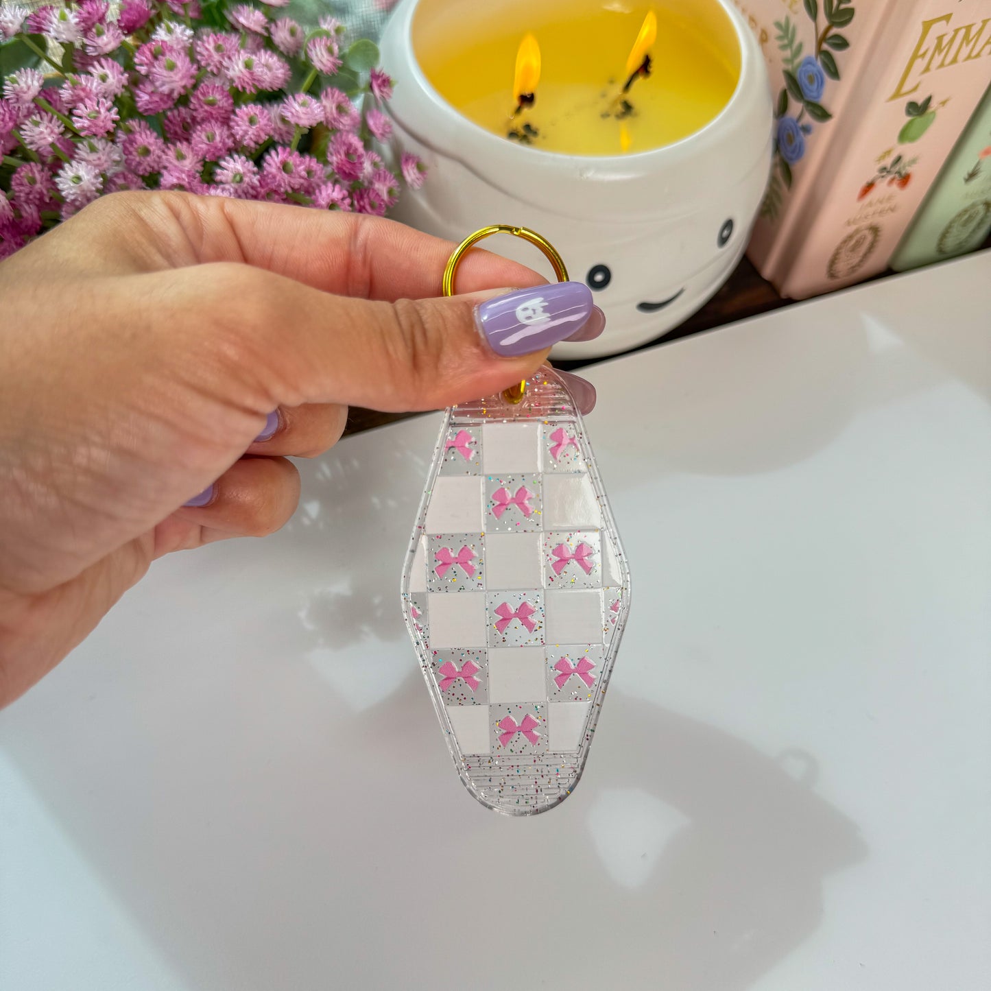 Cute Acrylic Motel Keychain – Glitter Clear with Checkerboard Bows